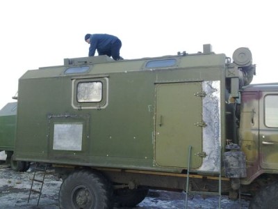 вид справа (дверь врезали пока без окошка, окно врезали, люк заделали)