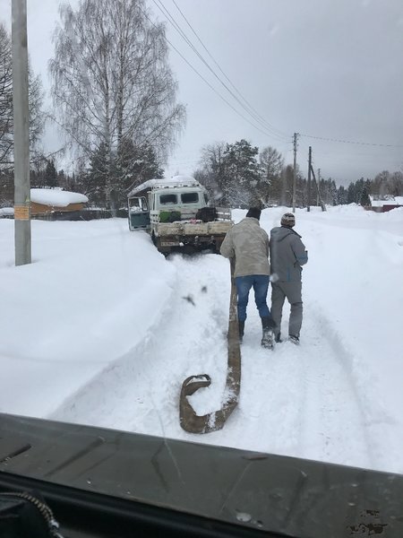 1. Первым в целину пошел Саня Заводило, ну и присел там на мосты))). Но товарищи на то и товарищи, и всегда идут на помощь со стропой и шишигой.