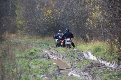 На мотоцикле несмотря на бытующее заблуждение проще ехать по колее