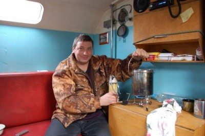 Несмотря на мое управление машной, ДДим готовит чай на ходу, придерживая котелок на горелке