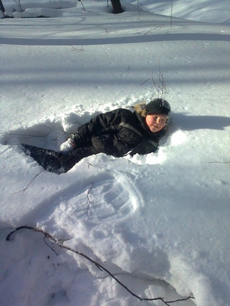 Сын в снегу.