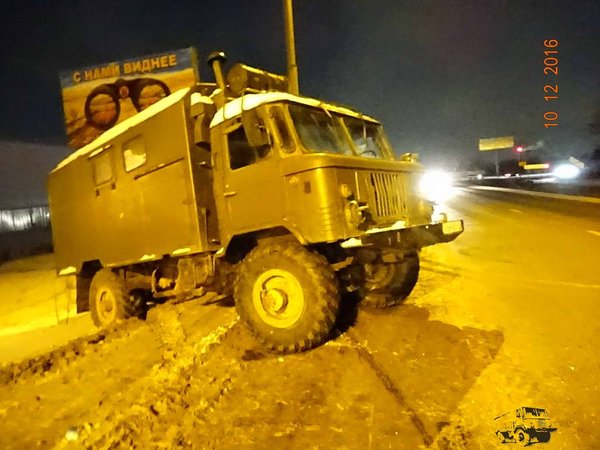 Попытался развернуться на переднем мосту.