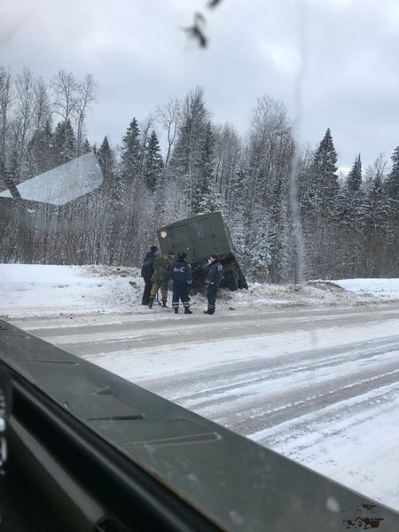 2. Сотрудники полиции любезно помогли нам с эвакуацией, они перекрыли движение во время спасения шишиги.