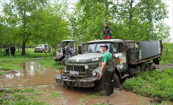 Засадная поляна. Все сюда приехали и стали долго барахтаться.