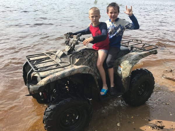 7. Детки резвились в воде на квадроцикле