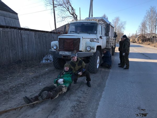 7. Двое отдыхают, двое смотрят, один ремонтирует, один фотографирует