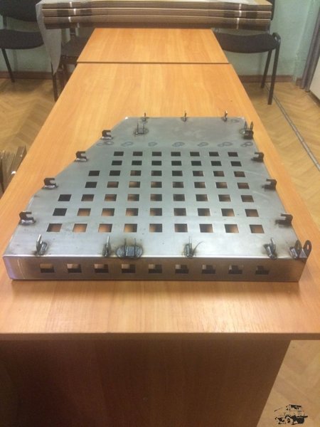 Обварены ушки кронштейны и крючки для обтяжки ручной клади.