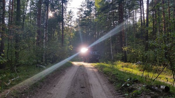 Огонь! Игра света. Девушка видела эти лучи и её телефон сфотографировал. А я не видел и телефон мой в кадр их не брал!! Чудеса