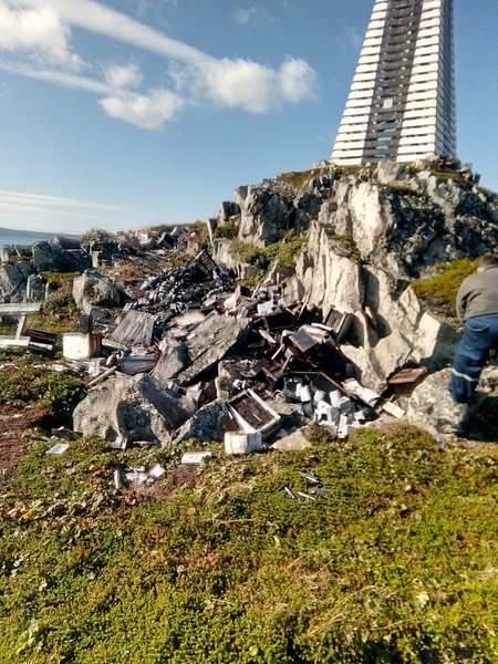 Старые батарейки скидывают прямо тут, это сколько ежиков убили...