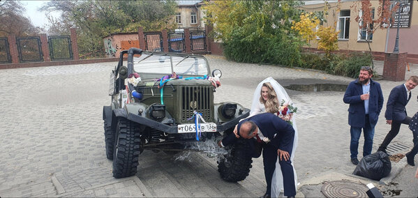 А вот и жених с невестой бьют бутылку шампанского об мост!