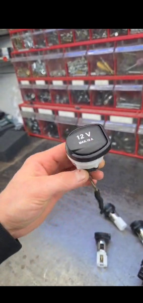 Poзеткa прикуриватeля Mercedes Веnz w222 w212 w218 212 218 Е S CLS - Сlass opигинал