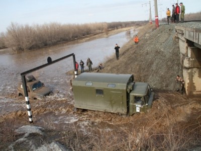 Распутица 2011  Спасение утопшего Тайгера 2.jpg